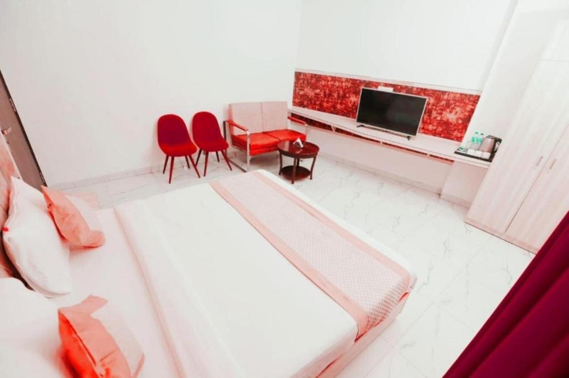 Hotel The Almora By Rs Global Near By Delhi International Airport With - Free Airport Drop Нью-Дели Экстерьер фото